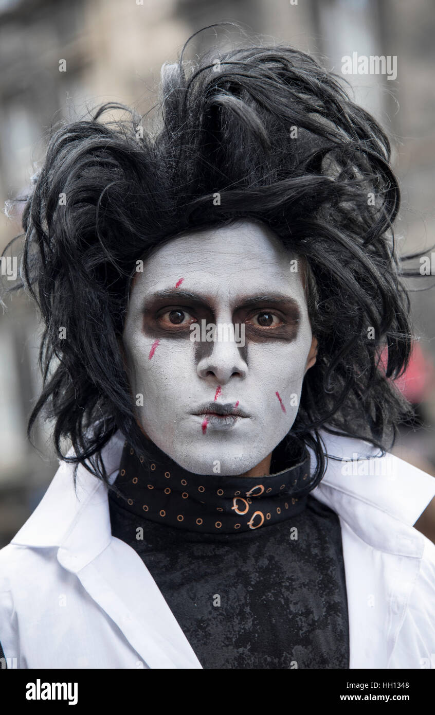 Street performer costituita come "Edward Mani di forbice". Foto Stock