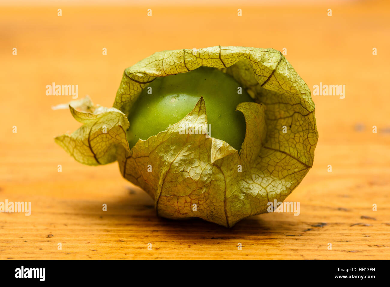Primo piano della tomatillo su ben indossato una superficie di legno Foto Stock