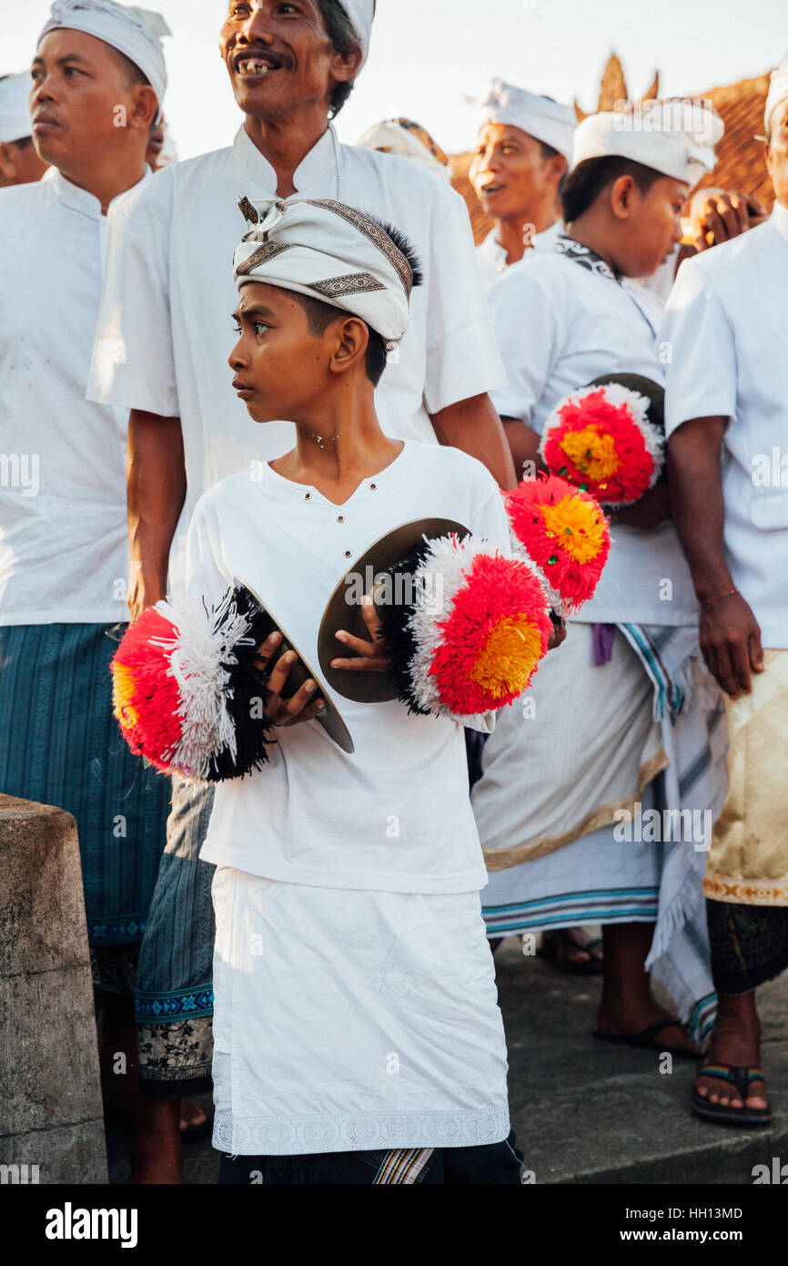 Мusician della tradizionale Balinese Gamelan orchestra sul cerimonia religiosa Balinese durante i festeggiamenti di Capodanno in Tanah Lot Foto Stock