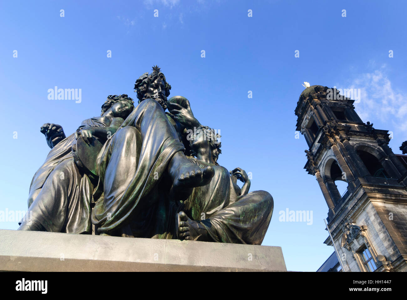 Dresda: passaggi per la Brühlsche terrazza con la statua "La sera" della statua del gruppo "Quattro ora del giorno" e la casa di stato (sulla destra), , Sac Foto Stock