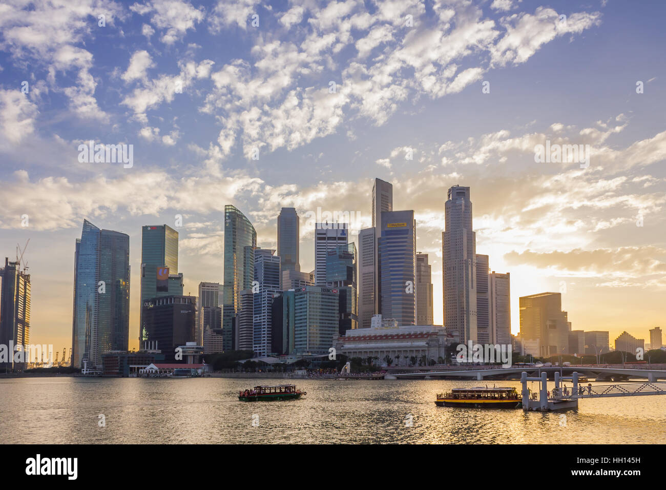 Singapore - Gennaio 07, 2017: Singapore Cityscape edificio finanziario con drammatica Cloud nell'area di Marina Bay Singapore,Boat Quay ora d'oro, Urban Dus Foto Stock