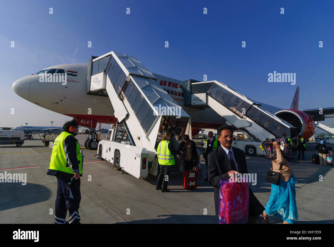 Frankfurt am Main: aeroporto di Frankfurt am Main; i passeggeri dal scende da un aereo di Air India, , Hessen, Hesse, Germania Foto Stock