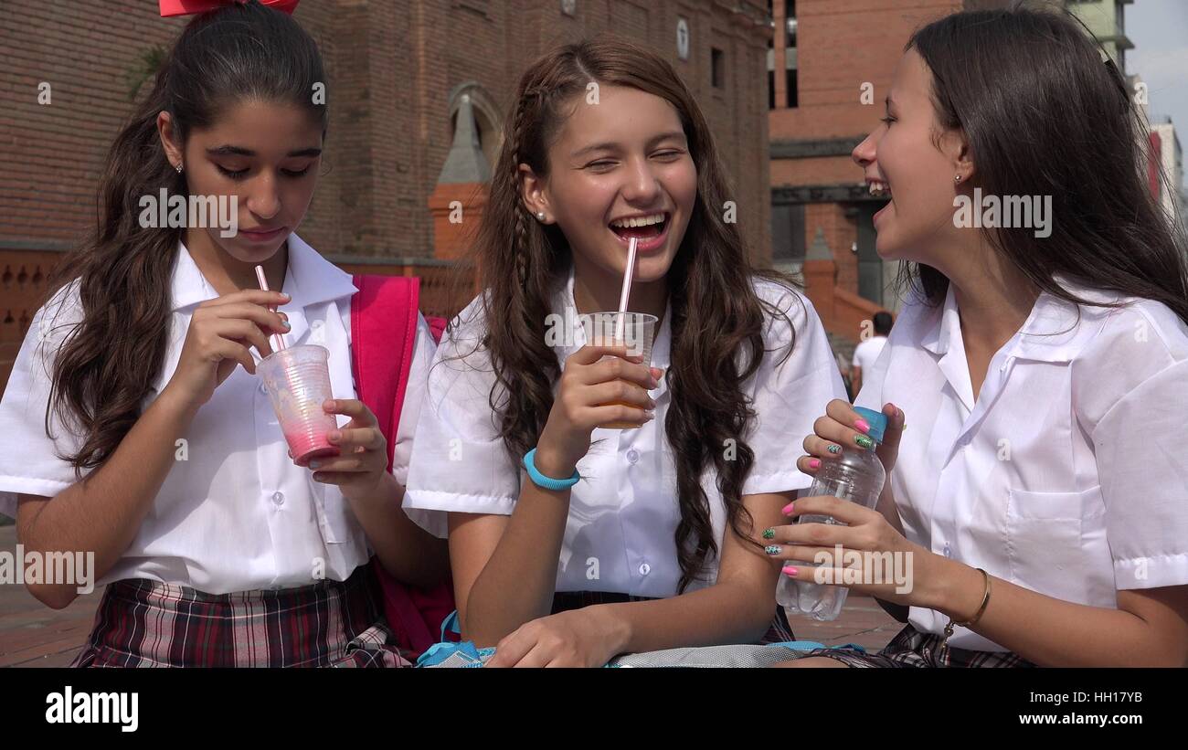 Le giovani ragazze bere succhi di frutta e acqua Foto Stock