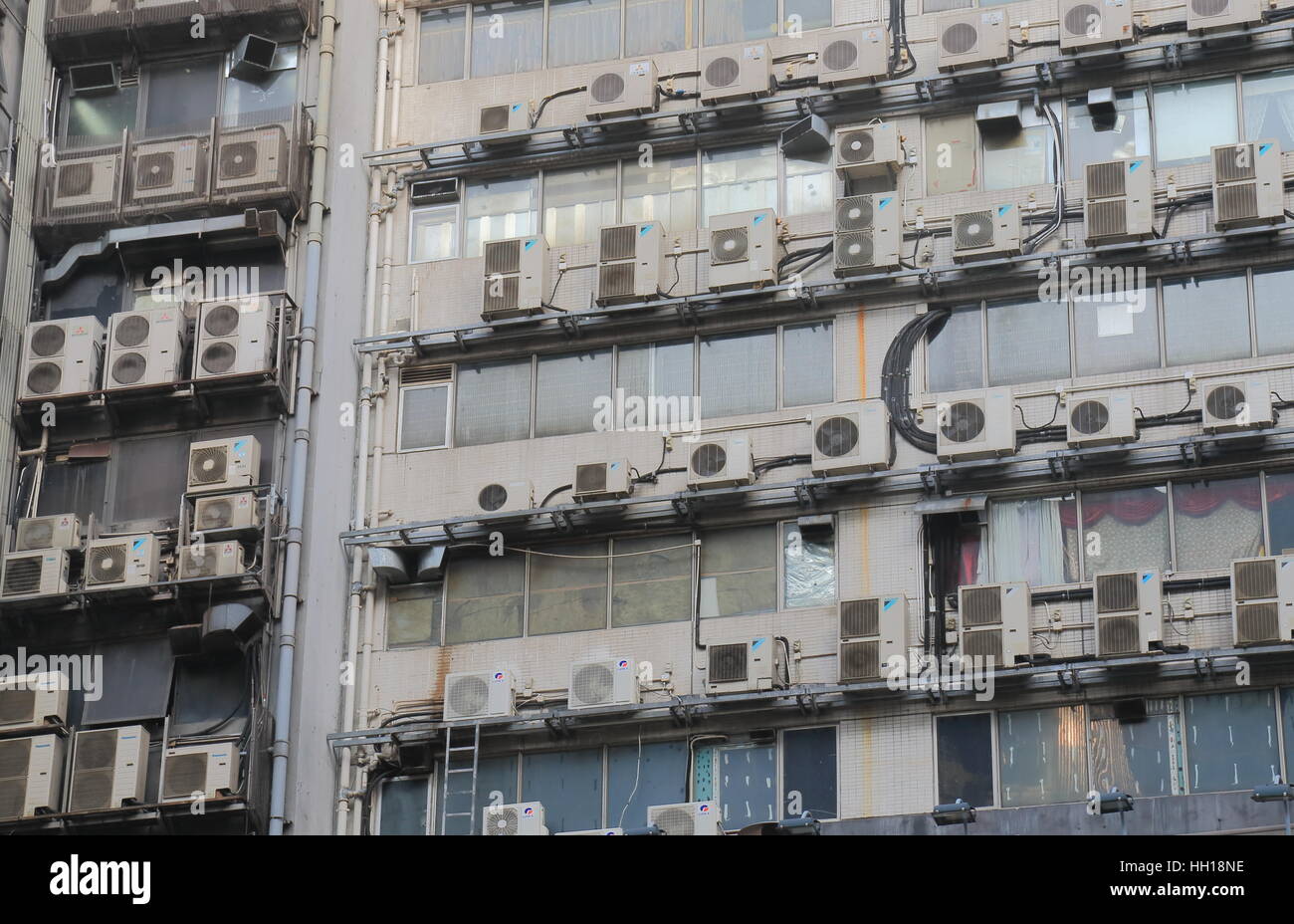 Unità aria condizionata in un edificio residenziale di appartamenti a Hong Kong. Foto Stock
