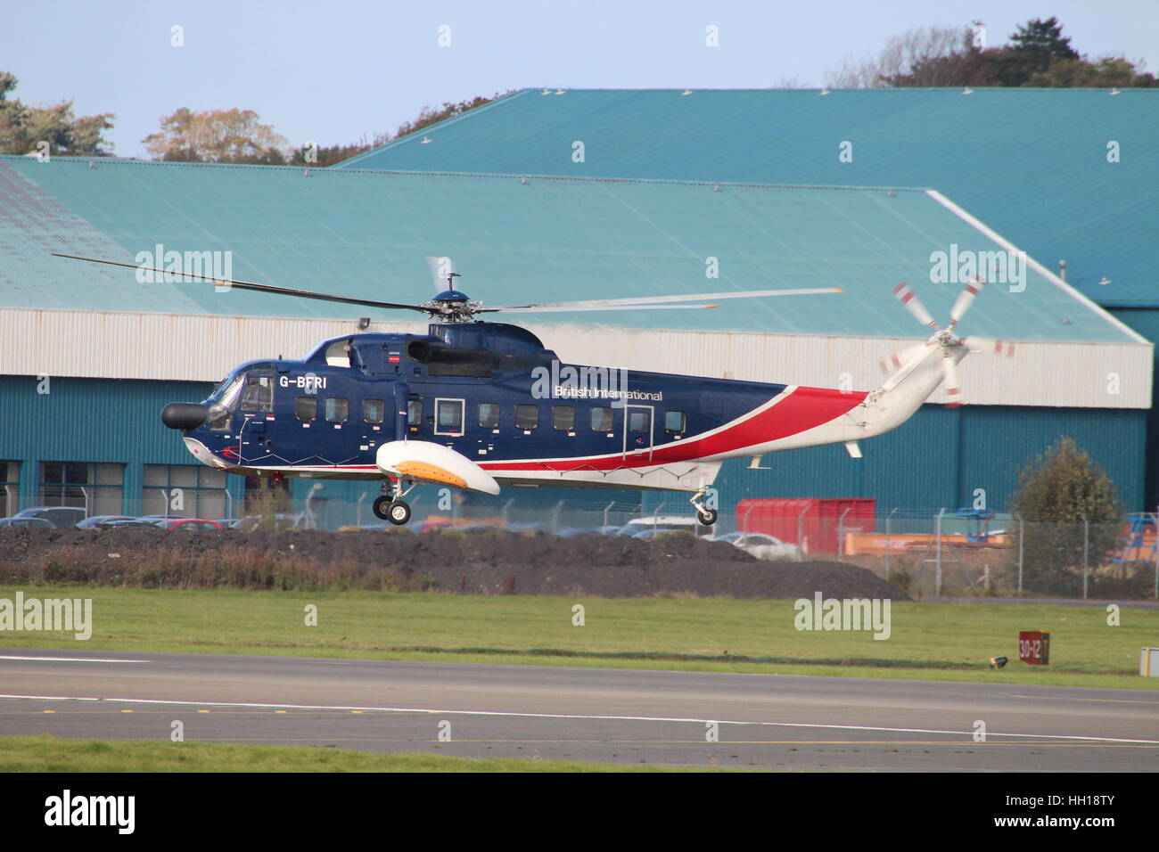 G-BFRI, un Sikorsky S-61N Mk.II della British International Helicopters, partono dall'Aeroporto di Prestwick durante l'esercizio comune della Warrior 162 Foto Stock