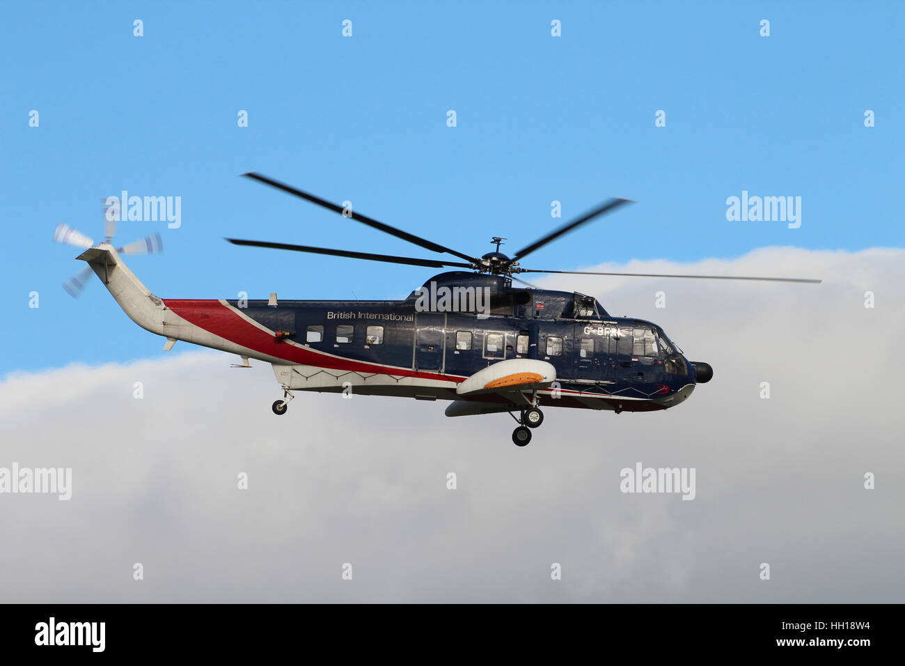 G-BFRI, un Sikorsky S-61N Mk.II della British International Helicopters, partono dall'Aeroporto di Prestwick durante l'esercizio comune della Warrior 162 Foto Stock