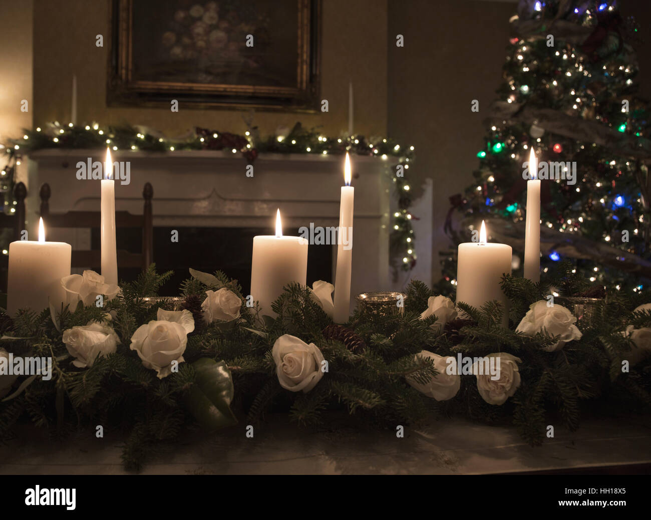 Tavola di Natale composizioni floreali con candele e con albero di Natale  Foto stock - Alamy