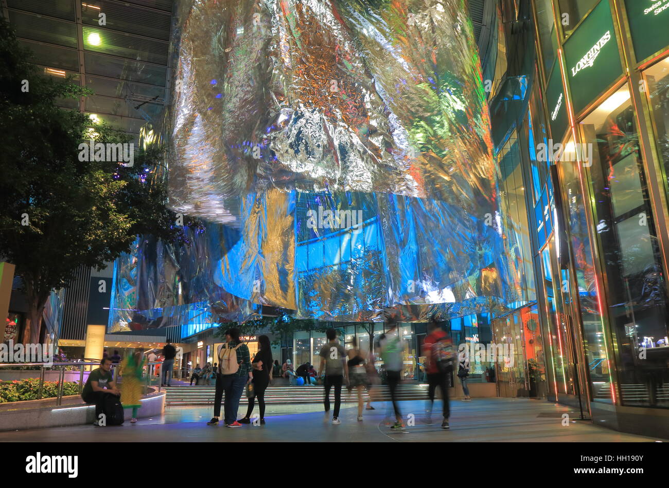 La gente visita K11 centro commerciale per lo shopping di Hong Kong. K11 è un moderno centro commerciale aperto nel 2010 Foto Stock
