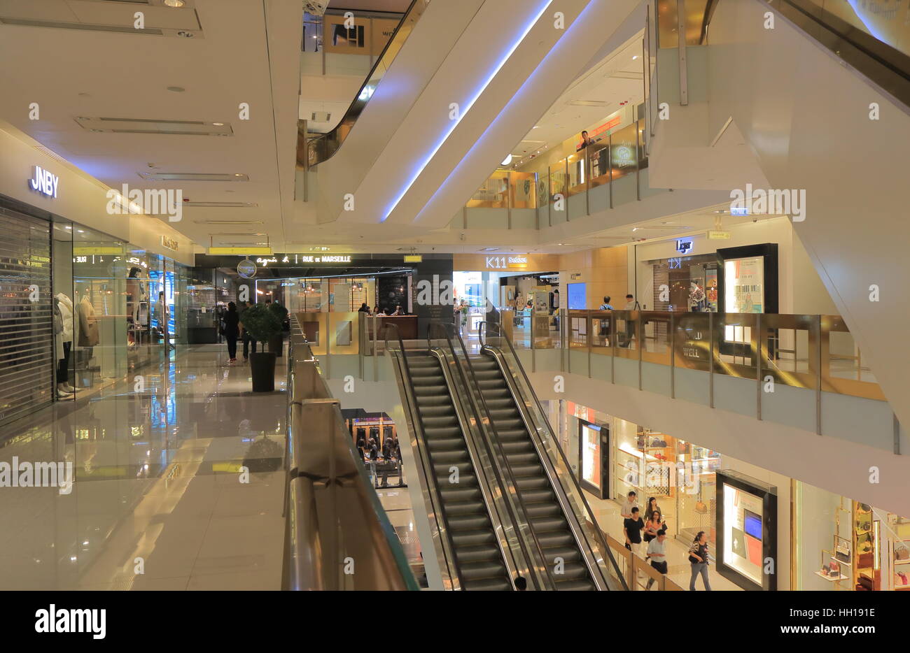 La gente visita K11 centro commerciale per lo shopping di Hong Kong. K11 è un moderno centro commerciale aperto nel 2010 Foto Stock