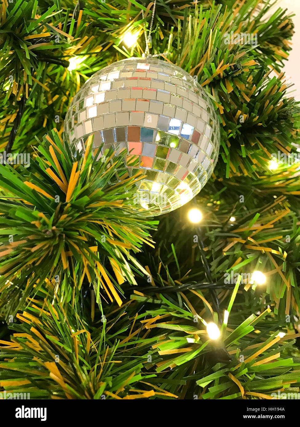 Specchio palla da discoteca appese su albero di Natale per la celebrazione Foto Stock