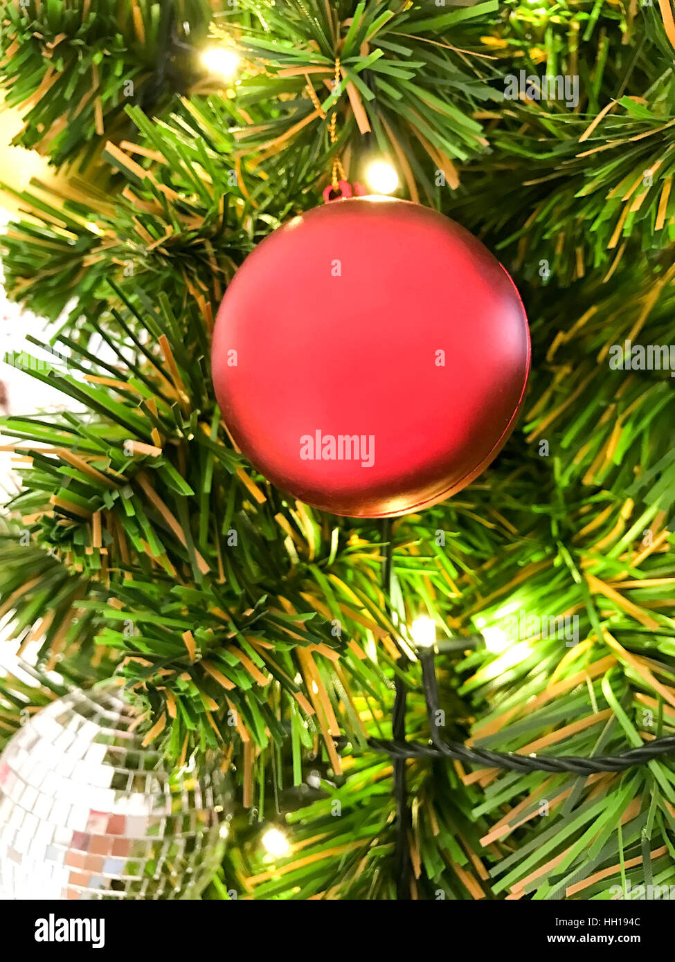 Sfera rossa appeso su albero di Natale per la celebrazione Foto Stock