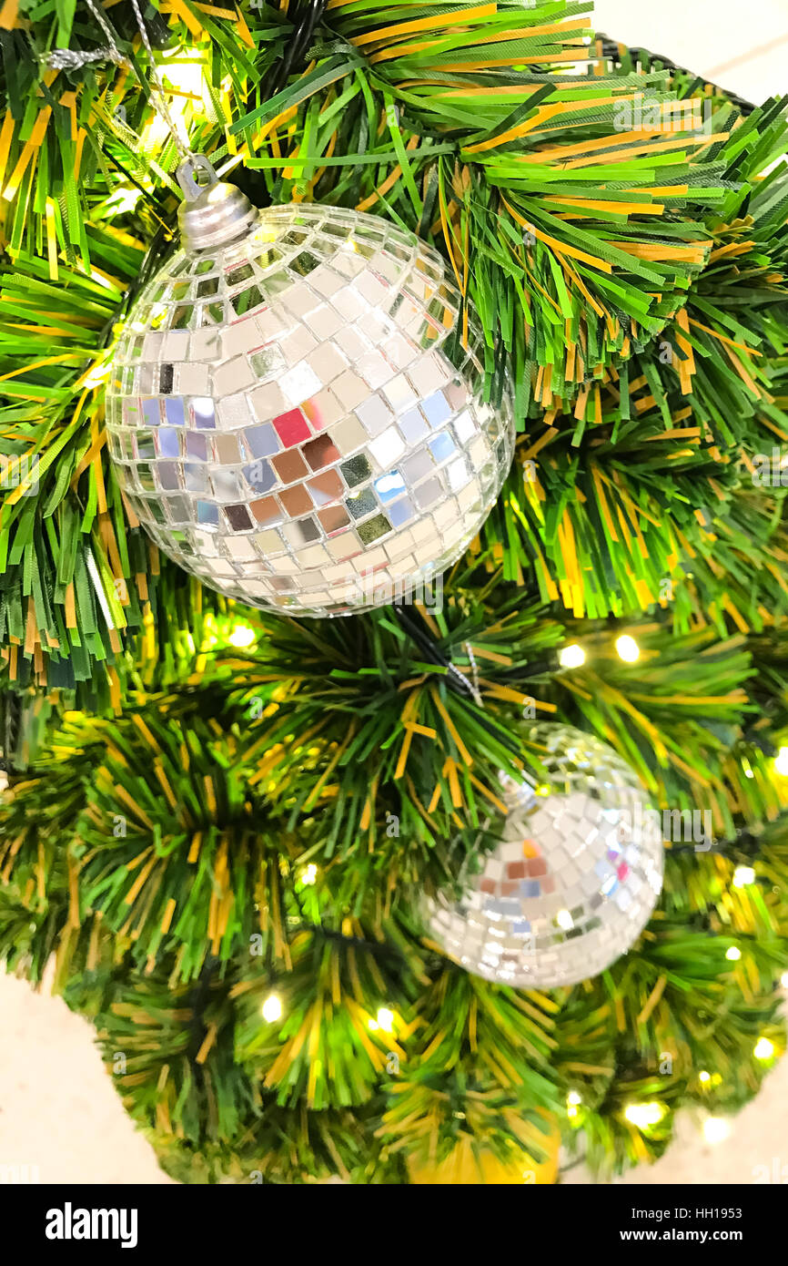 Specchio palla da discoteca appese su albero di Natale per la celebrazione Foto Stock