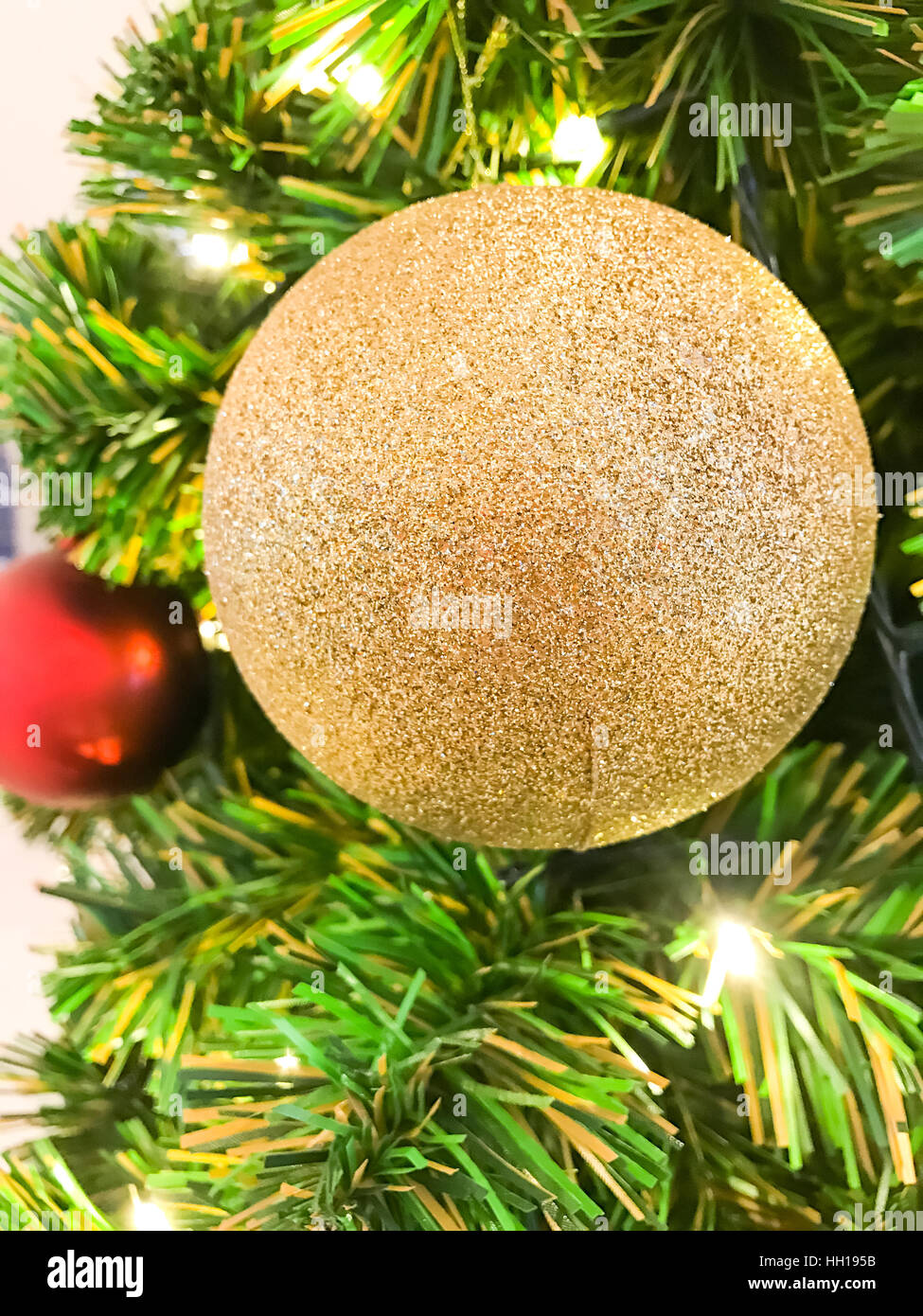 Sfera oro appeso su albero di Natale per la celebrazione Foto Stock