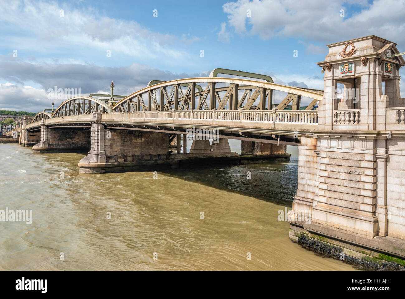 Rochester Railway Bridge attraversa il fiume Medway a Kent, nel sud-est dell'Inghilterra Foto Stock