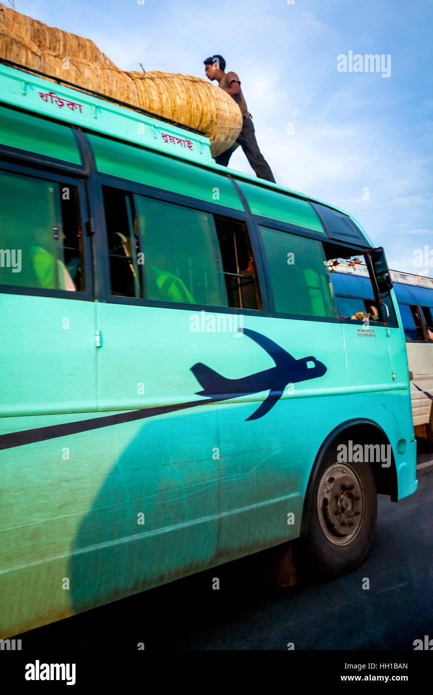 Un autobus intercity decorato con illustrazione pittorica di un aereo sul suo lato, a Kolaghat, Bengala Occidentale, India. Foto Stock