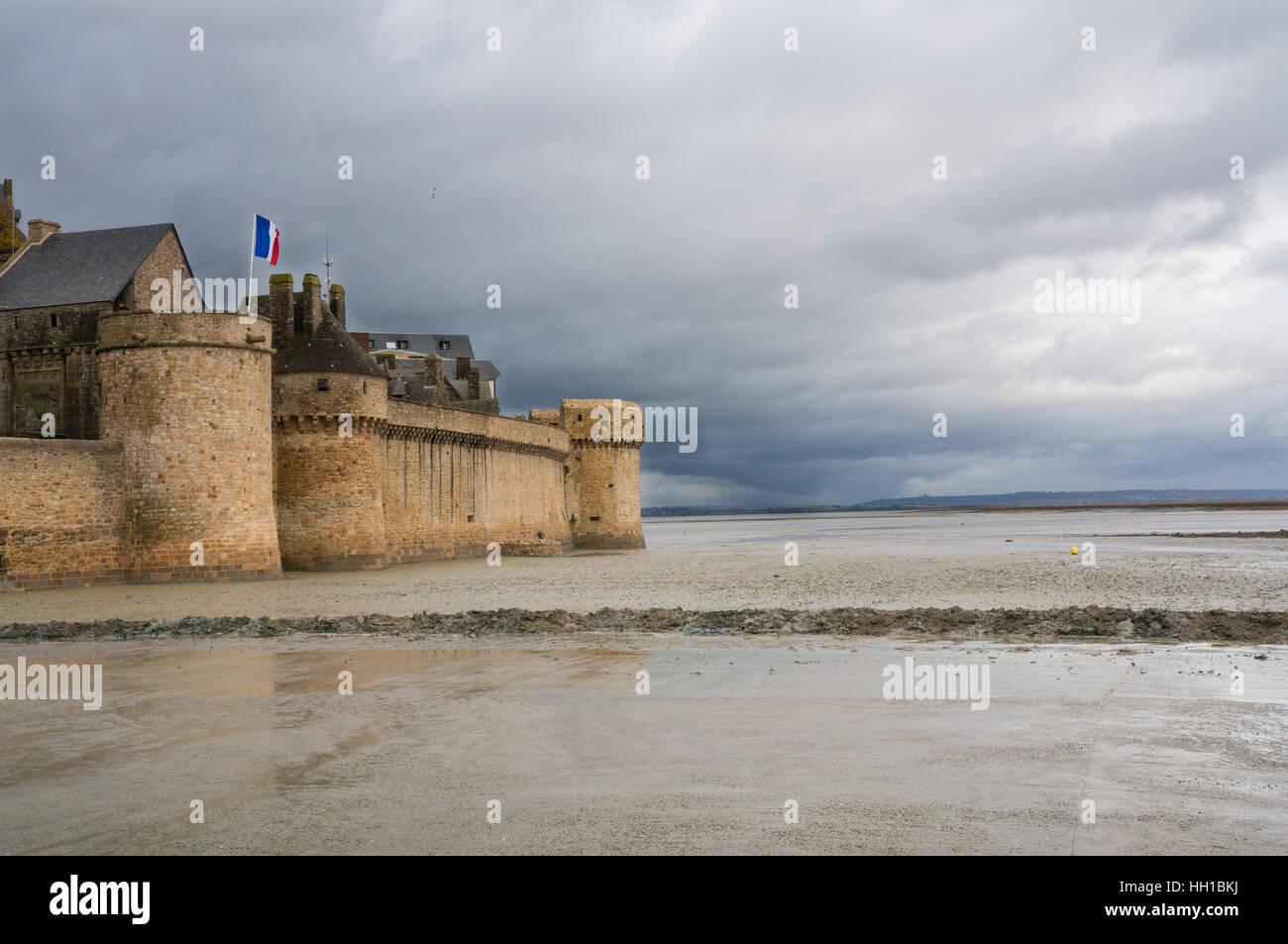 Le-Mont-Saint Michel in Francia durante la bassa marea Foto Stock