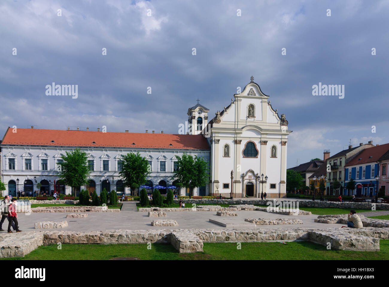 Vca: Luogo del xv di marzo con il domenicano chiesa (chiesa del bianco), , Komarom-Esztergom, Ungheria Foto Stock