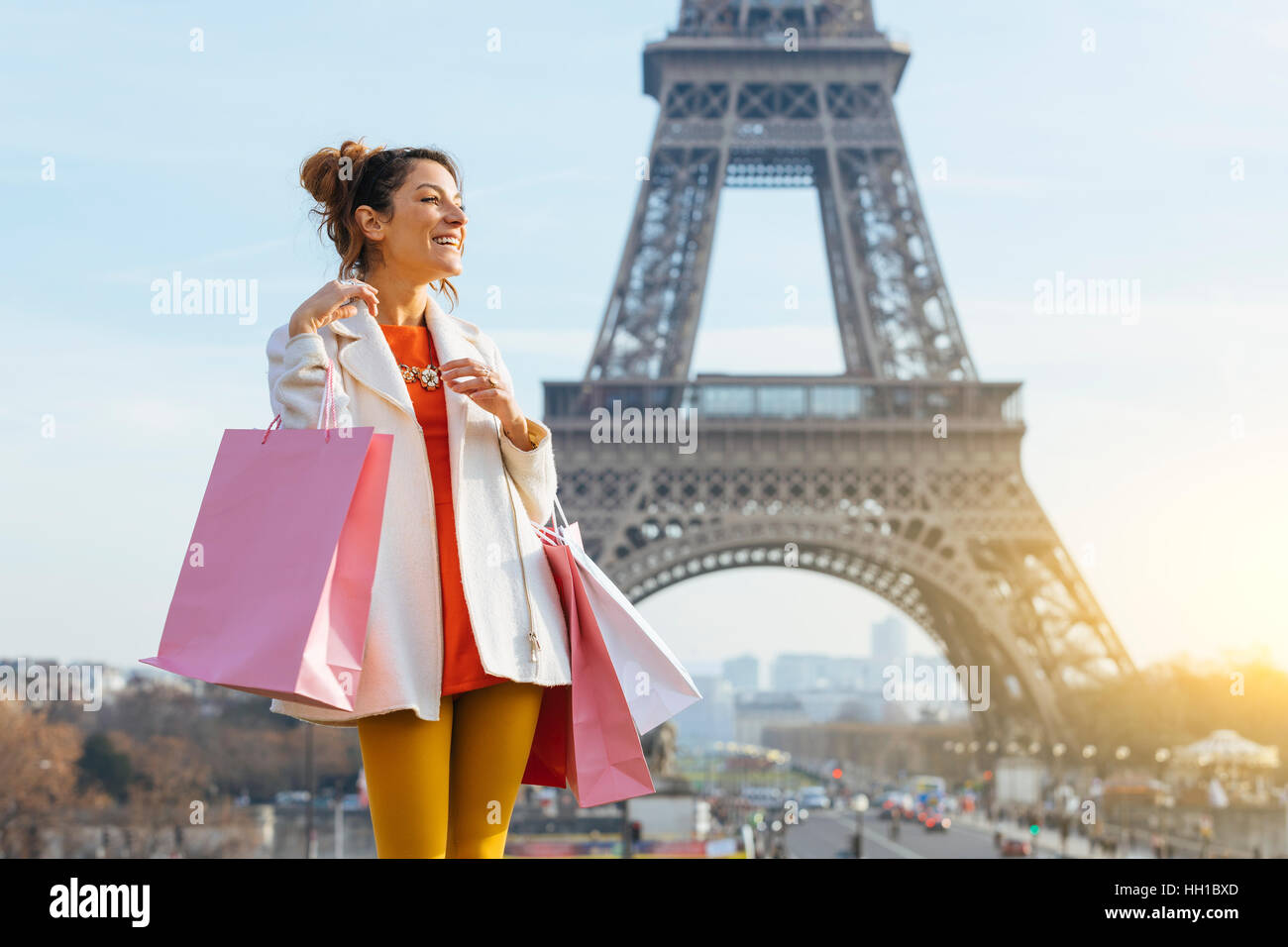 Donna facendo shopping in Parigi Foto Stock
