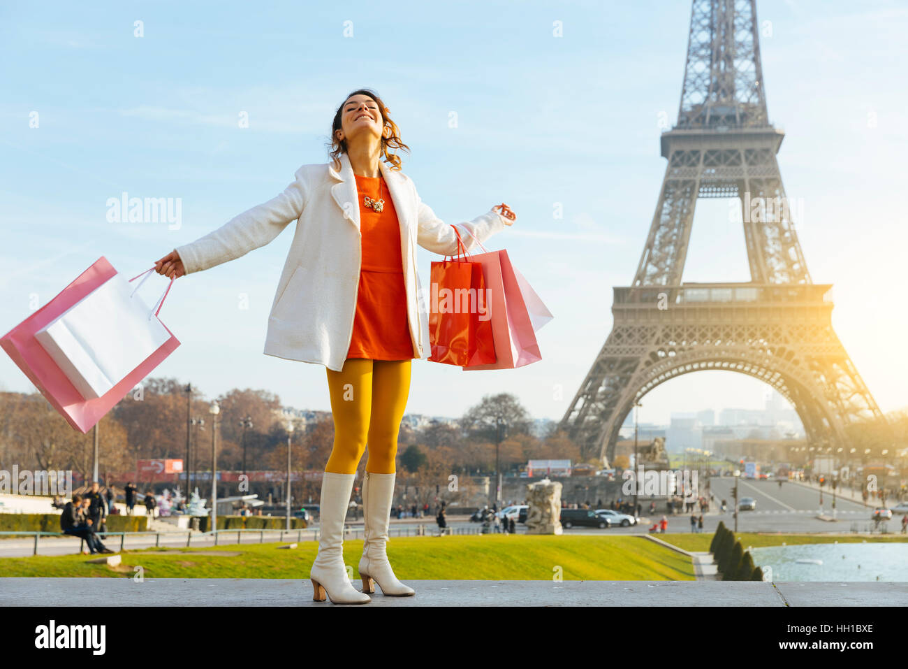 Donna facendo shopping in Parigi Foto Stock