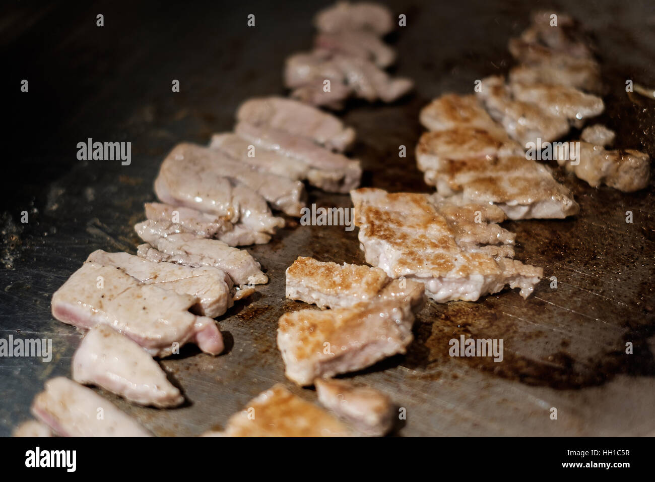 Teppanyaki, il cibo Giapponese, cottura del pollo e maiale sulla piastra  calda Foto stock - Alamy