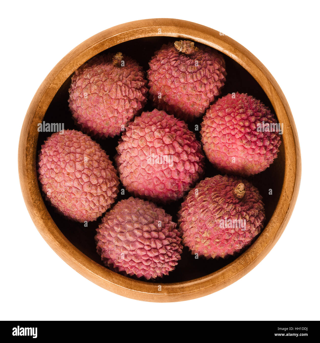 Il Lychee o litchi frutti nella ciotola di legno. Con la buccia rosso maturo Litchi chinensis, chiamato anche liechee, liche, lizhi o li zhi. Foto Stock