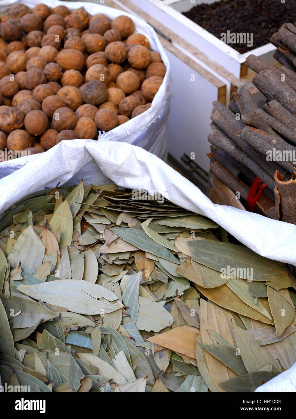 Loomi (essiccato limone), corteccia di cannella e Indiane e la foglia di alloro per la vendita, Manama souk, Regno del Bahrein Foto Stock