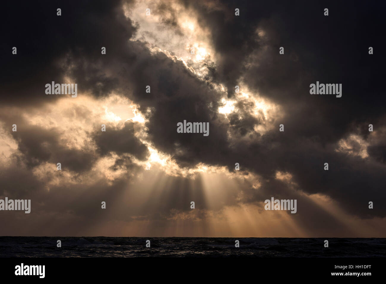 Sole di sera, raggi di luce, nuvole scure sul mare, Beruwela, provincia occidentale, Sri Lanka Foto Stock