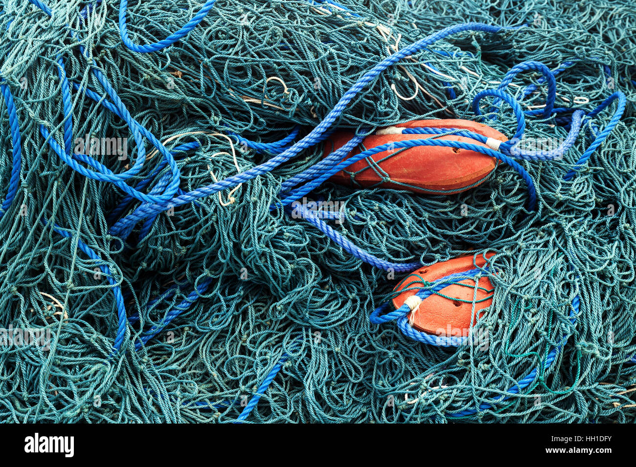 Green le reti da pesca con galleggianti di rosso, porto, Beruwela, provincia occidentale, Sri Lanka Foto Stock