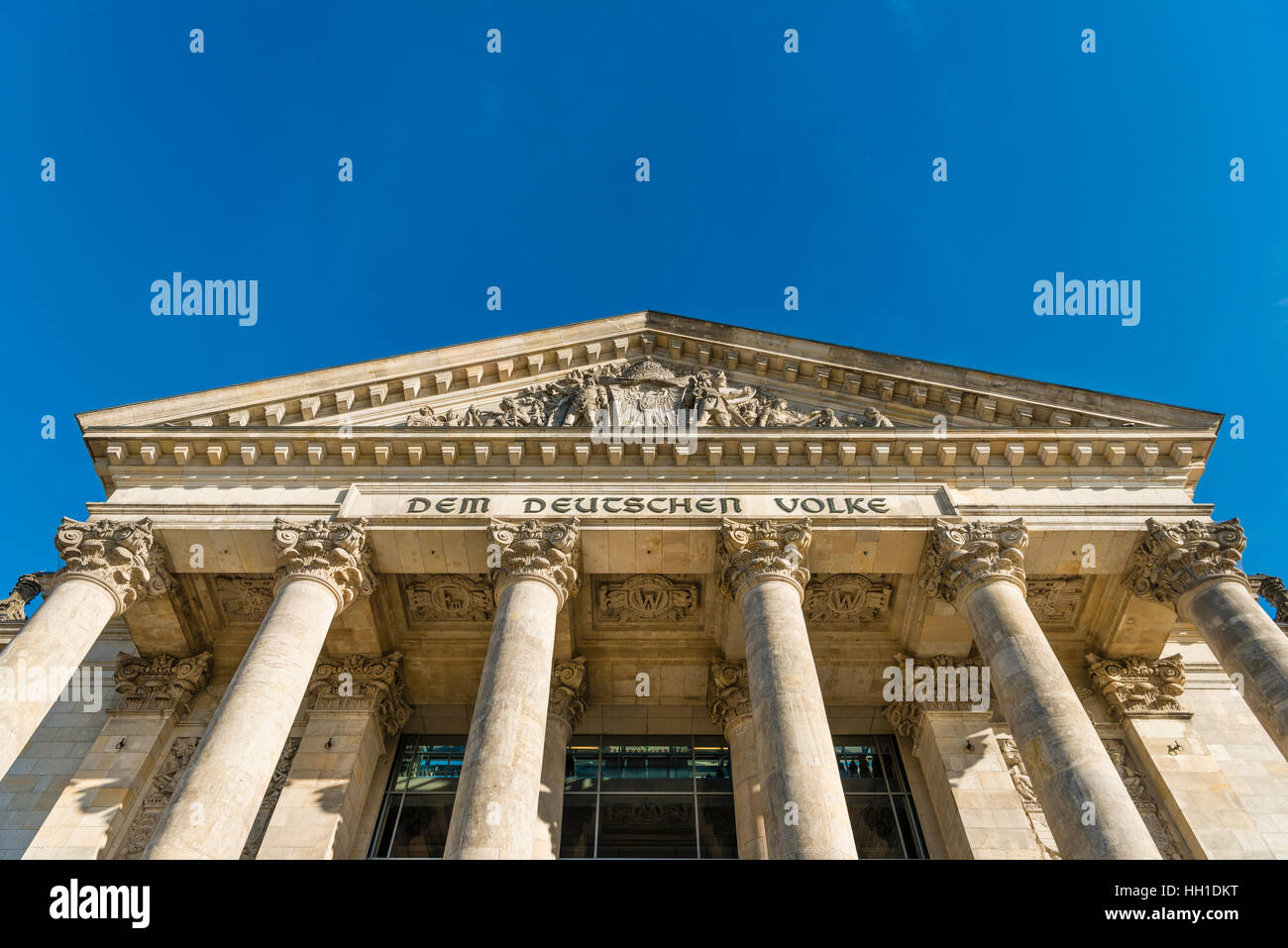 Bundestag tedesco, gable con iscrizione Dem Deutschen Volke, Edificio del Reichstag distretto governativo di Berlino, Germania Foto Stock