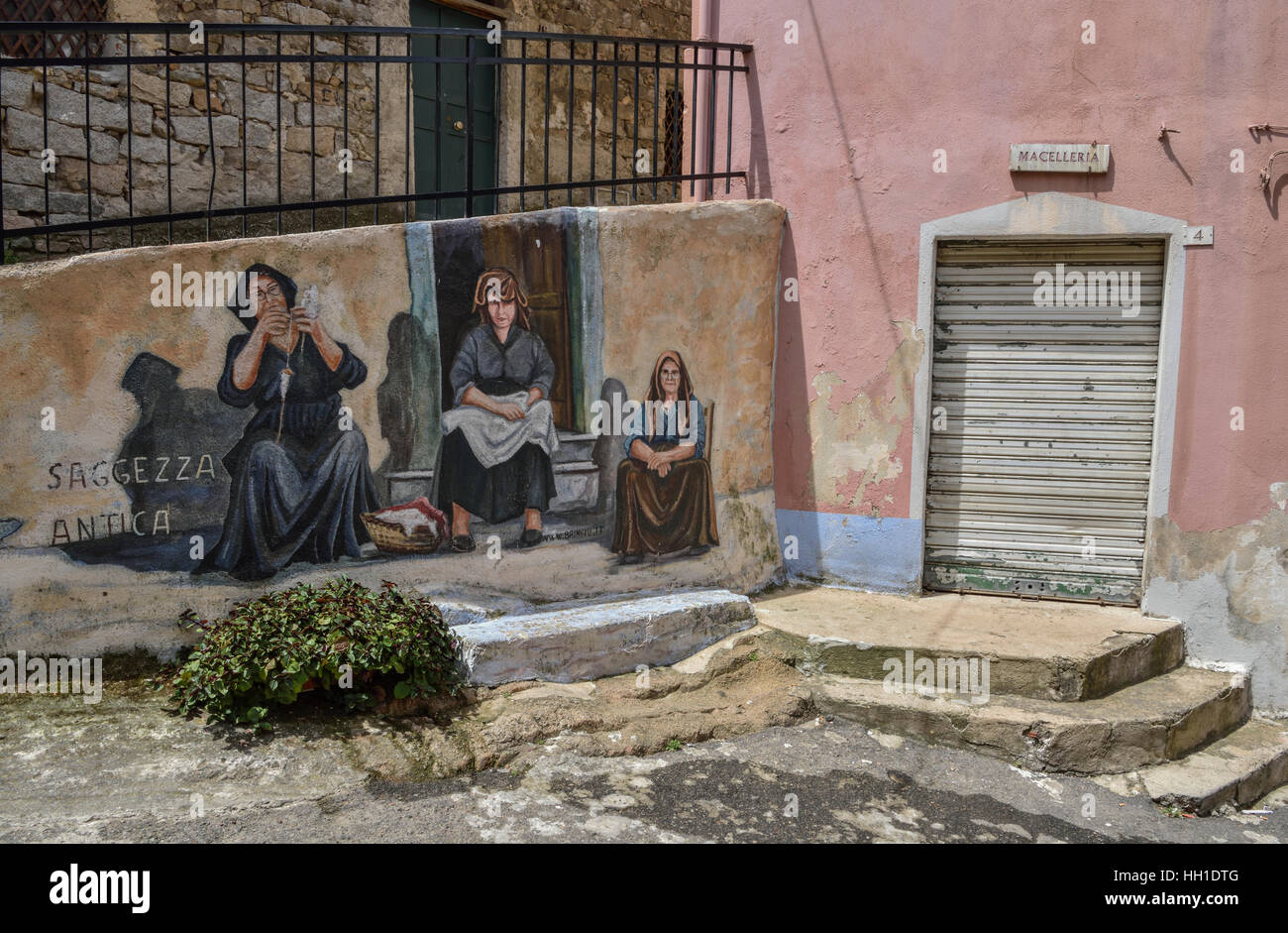Il murale di donne sarde, la vita del villaggio, artista Pasqualino Baingiu, Orgosolo, Provincia di Nuoro, Sardegna, Italia Foto Stock