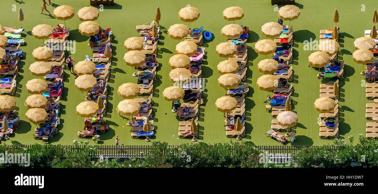 Gli ospiti del camping sulla terrazza con ombrelloni, Piani di Clodia Camping, Lazise, Lago di Garda, Veneto, Italia Foto Stock