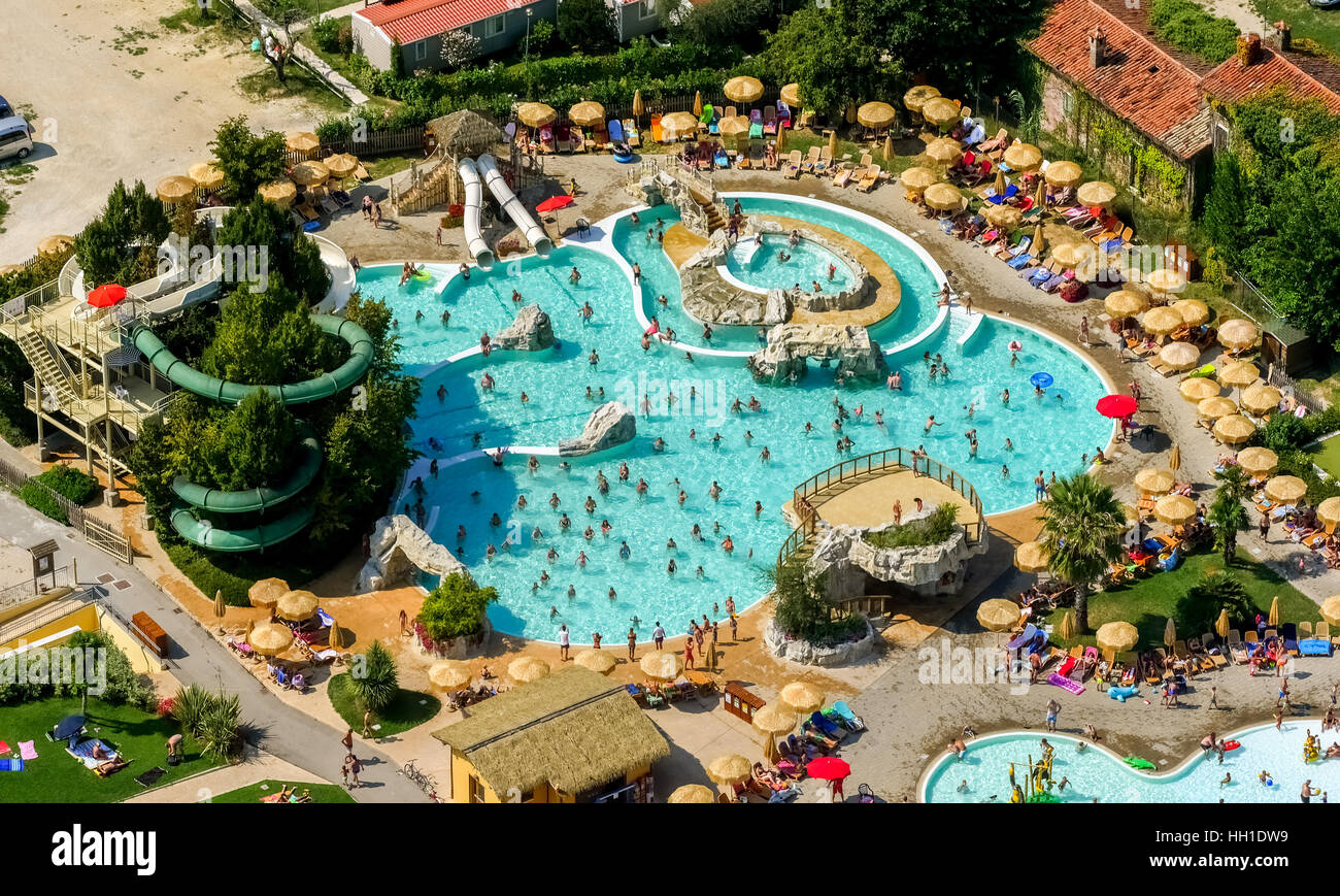 Vista aerea di piani di Clodia camping, campeggio, piscina e terrazza con ombrelloni, camper, Lago di Garda Lazise Foto Stock