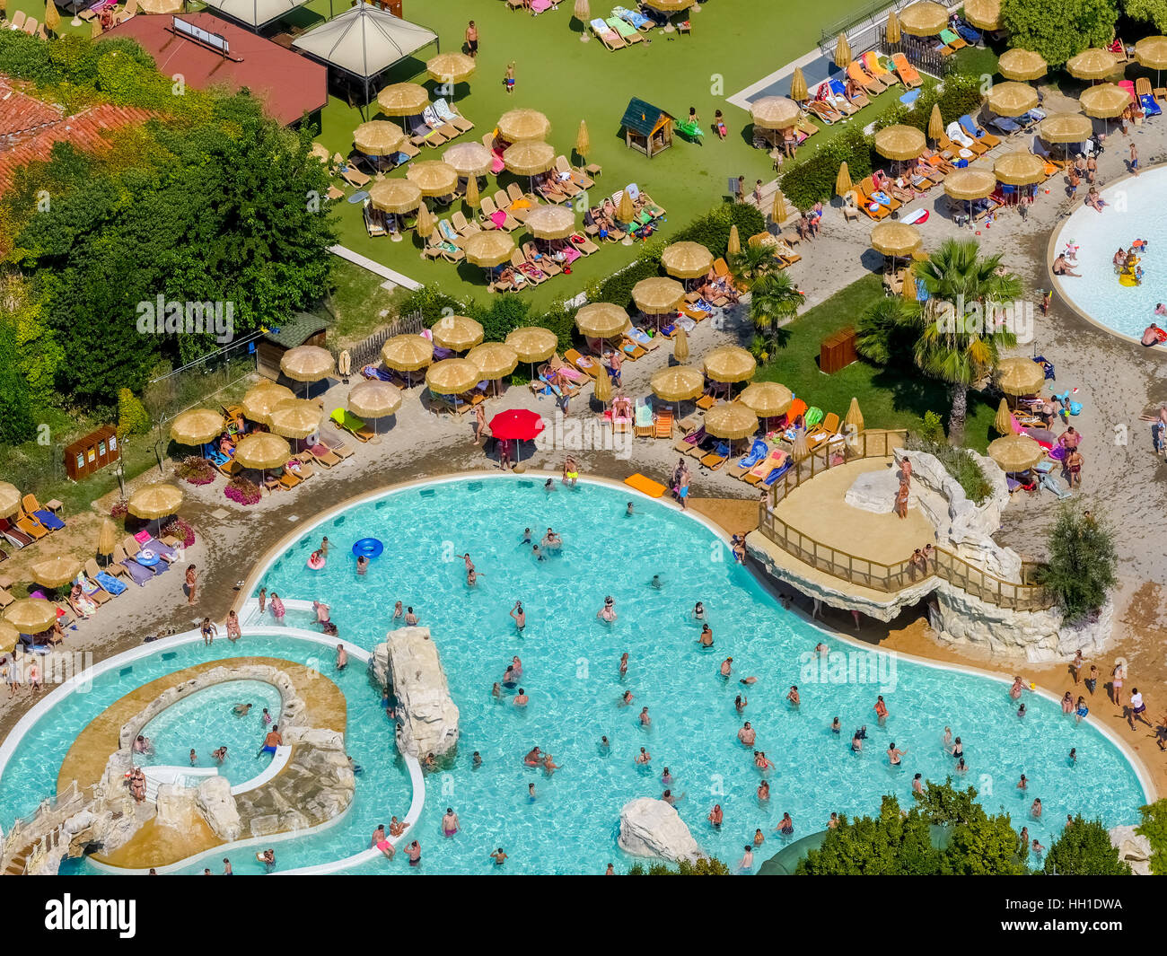 Vista aerea di piani di Clodia camping, campeggio, piscina e terrazza con ombrelloni, camper, Lago di Garda Lazise Foto Stock