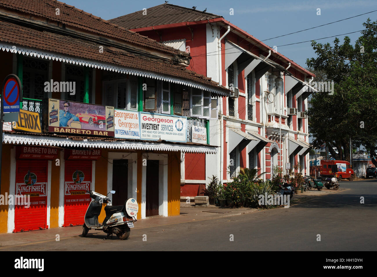 Colorate case coloniali nel vecchio quartiere portoghese Fontainhas in Panaji o Panjim, capitale di Goa, India Foto Stock