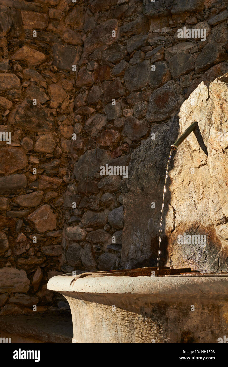 Piccola fontana in un italiano villaggio alpino Foto Stock