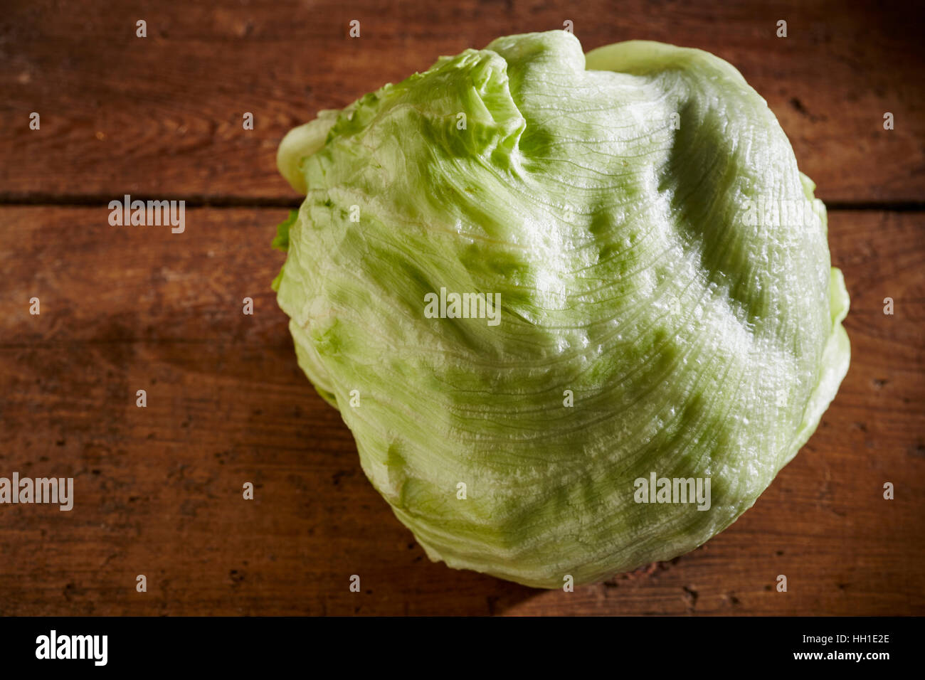 Una testa di lattuga iceberg Foto Stock