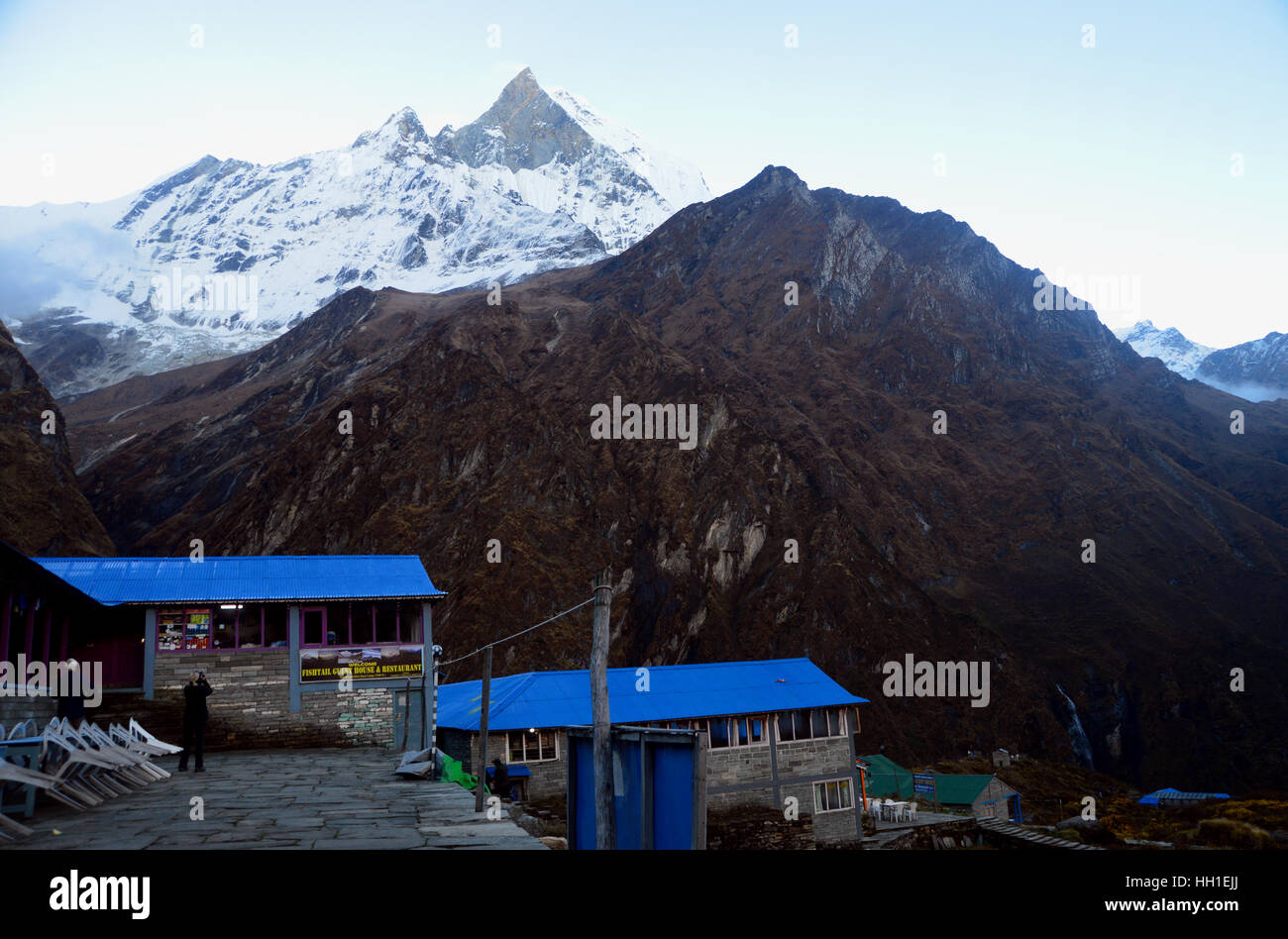 La montagna sacra Machhapuchhre da Machhapuchhre Base Camp (MBC) nel Santuario di Annapurna Himalaya,, Nepal, Asia. Foto Stock