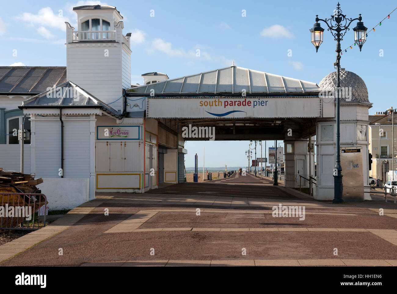 Southsea Promenade che mostra l'ingresso tettoia al South Parade Pier, Southsea, Portsmouth, Hampshire, Inghilterra, Regno Unito. Foto Stock
