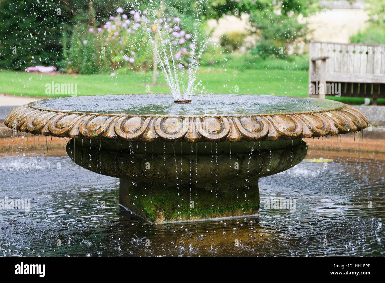 Laghetto circolare con fontana nell'Università del Giardino Botanico, Oxford, Inghilterra. Foto Stock