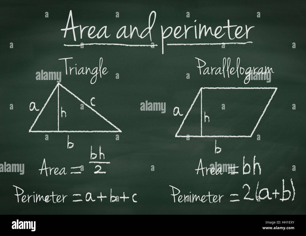 Area e perimetro del triangolo e il parallelogramma ha spiegato su una lavagna Foto Stock