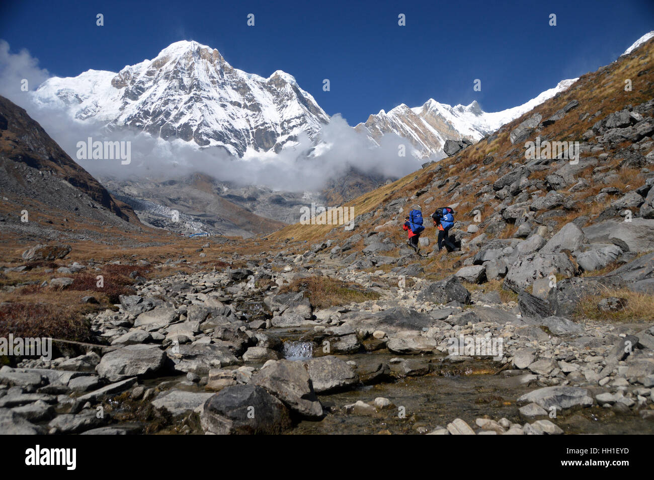 Un paio di facchini camminando verso Annapurna sud sulla Route di Annapurna base camp (ABC) da Machhapuchhre Base Camp (MBC) Foto Stock