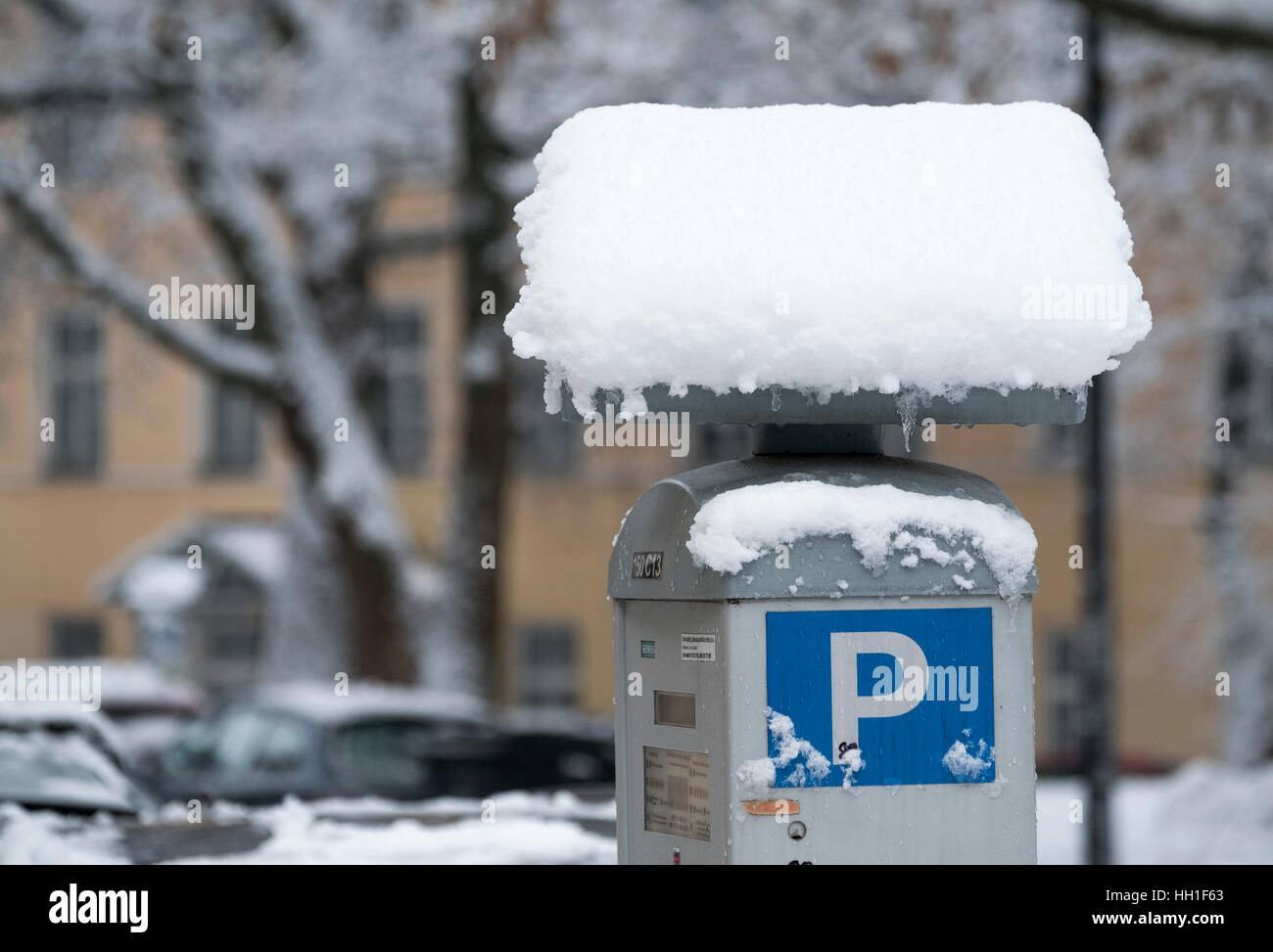 Un parcometer nel centro di Ljubljana, Slovenia, sotto la neve spessa Foto Stock