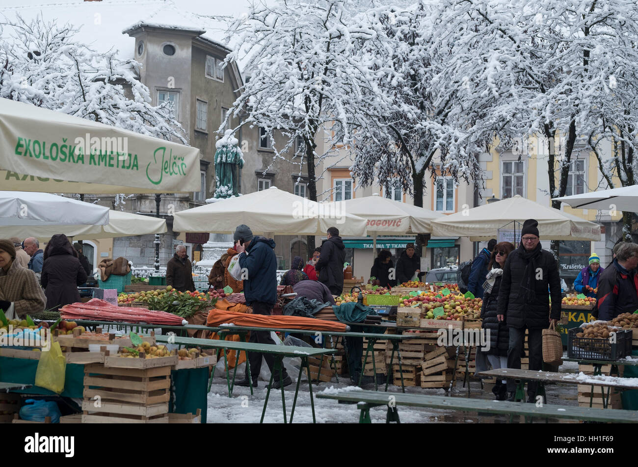 Vista di Lubiana mercato all'aperto, Slovenia, in inverno Foto stock