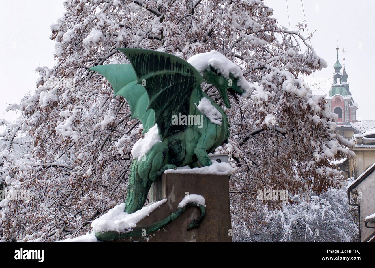 Statua del drago su Dragon (Zmajski più) ricoperta di neve, Ljubljana Slovenia Foto Stock
