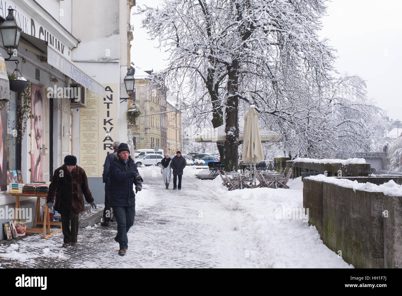 Persone camminando sulla strada ghiacciata a Ljubljana, Slovenia Foto Stock