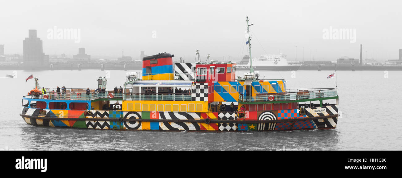 Mersey Ferry in piedi fuori nella nebbia Foto Stock