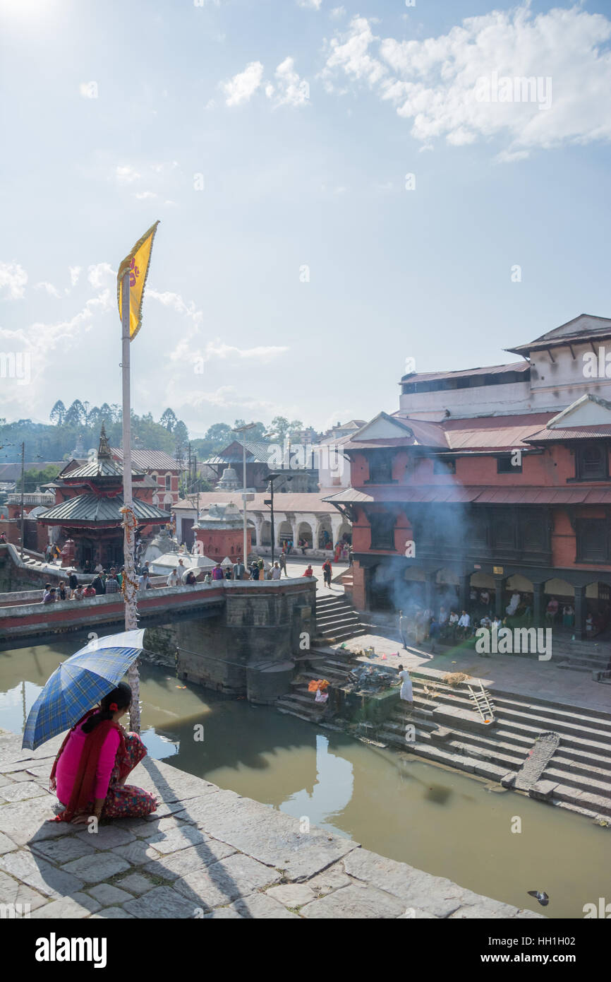 La vedova che si affaccia la masterizzazione rituale del marito presso il tempio di Pashupatinath a Kathmandu in Nepal Foto Stock