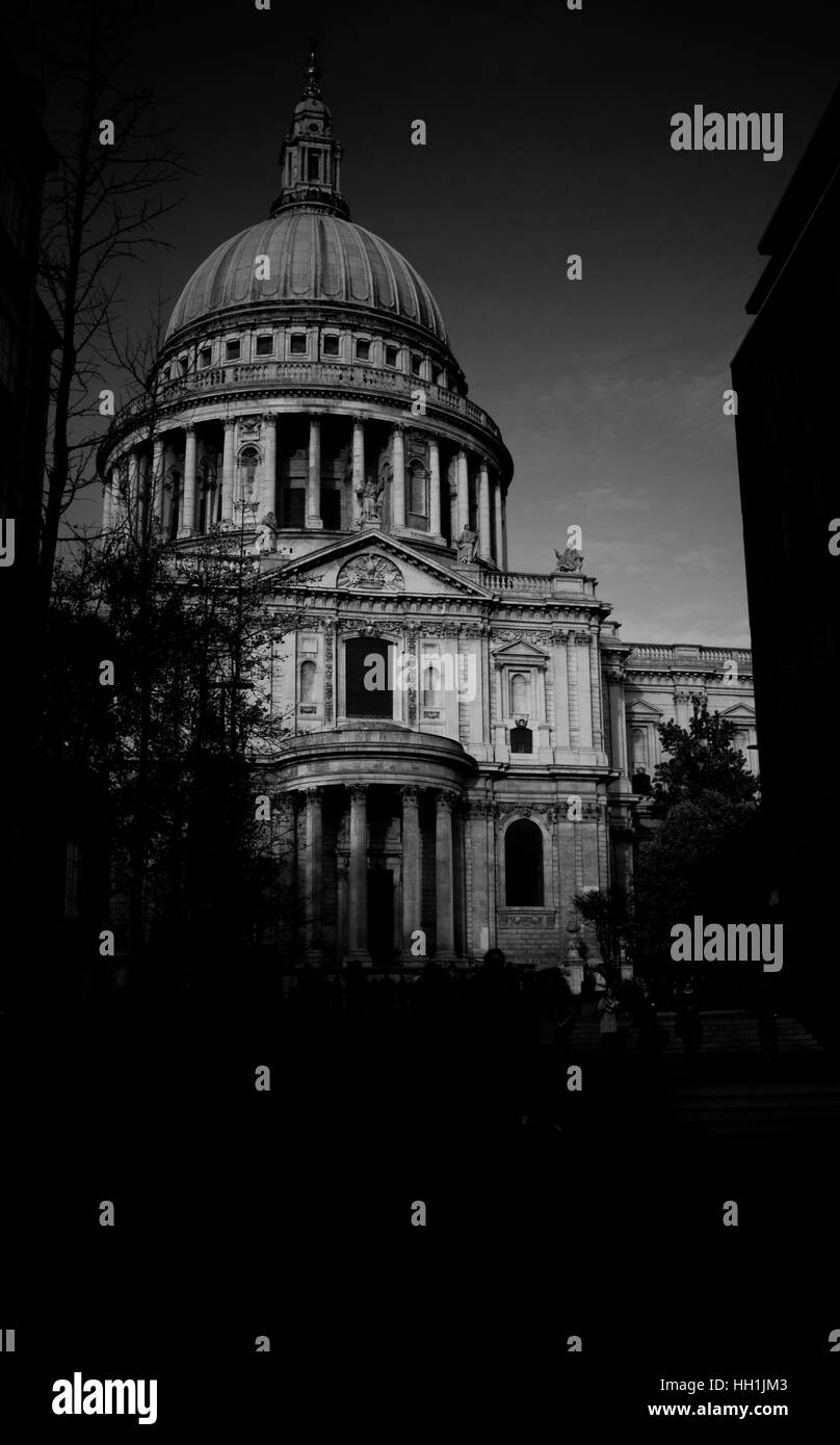 La Cattedrale di St Paul, Londra in basso la luce del sole in inverno Foto Stock