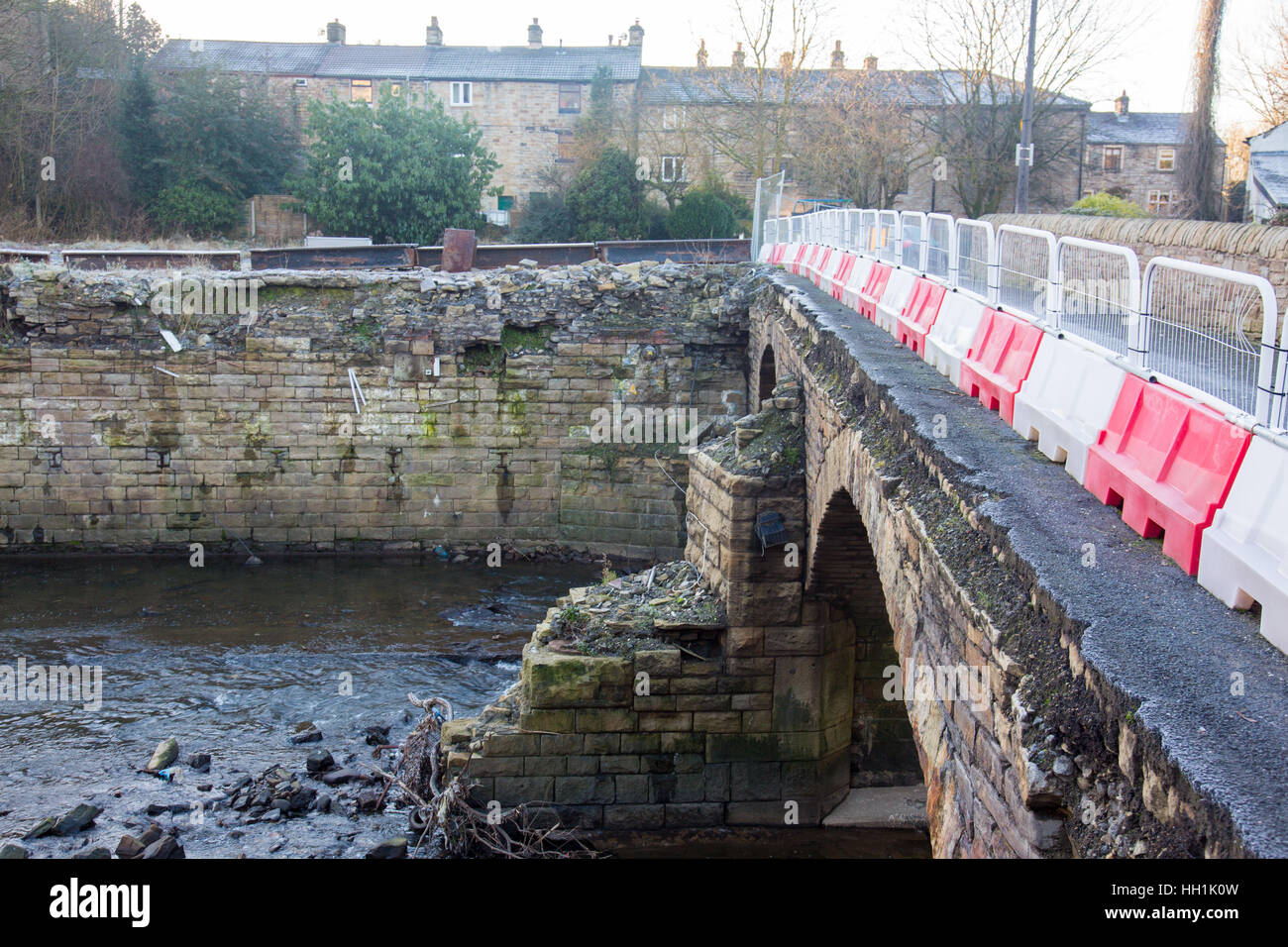 Un anno dopo la tempesta Frank ha causato il fiume Irwell per scoppiare tutte le sue banche e il ponte sul fiume in Summerseat rimane chiuso. Foto Stock