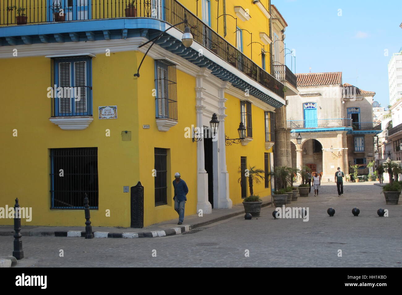Di colore giallo brillante edifici e strade di ciottoli di Havana Cuba Foto Stock